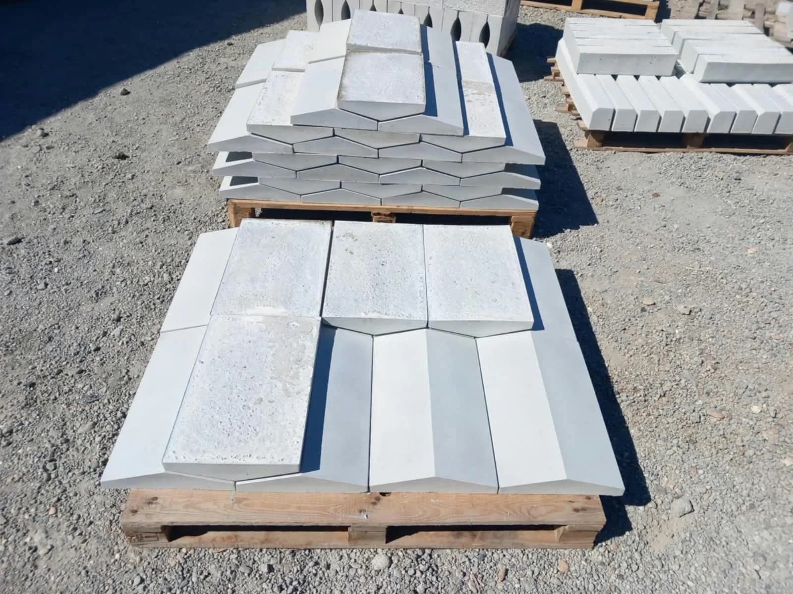 Betonske okapnice i ivičnjaci na paletama