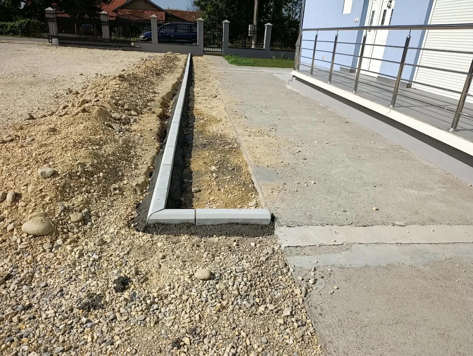 Ugradnja betonskih ivičnjaka uz pristupni put